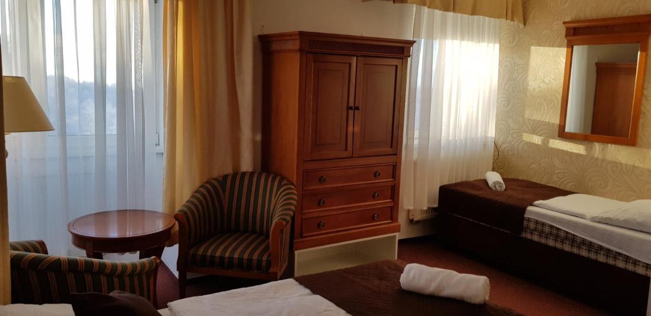 Hotel A Restaurace Pomezi Cinovec Екстер'єр фото