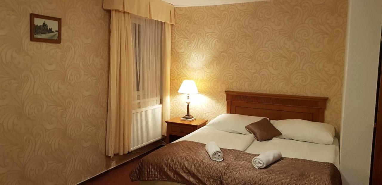 Hotel A Restaurace Pomezi Cinovec Екстер'єр фото