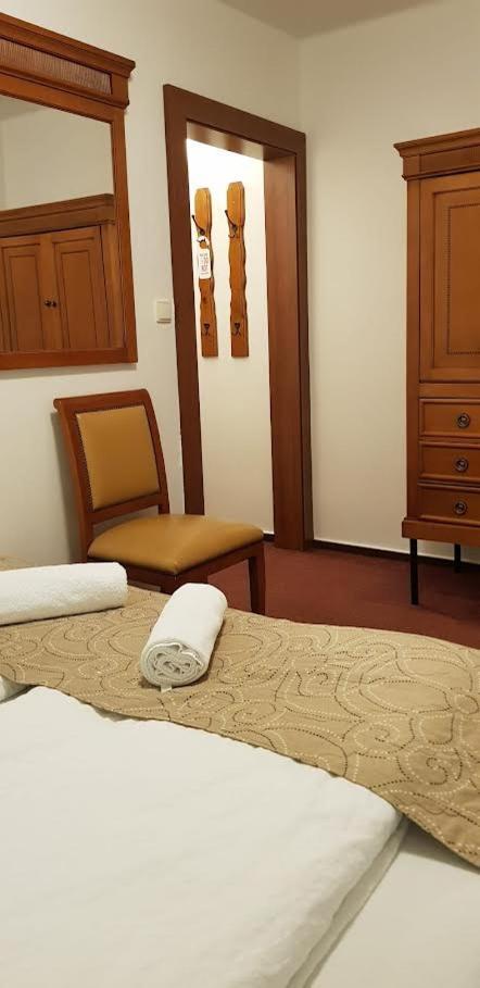 Hotel A Restaurace Pomezi Cinovec Екстер'єр фото